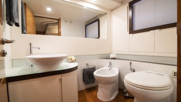 Pershing 62 Washroom