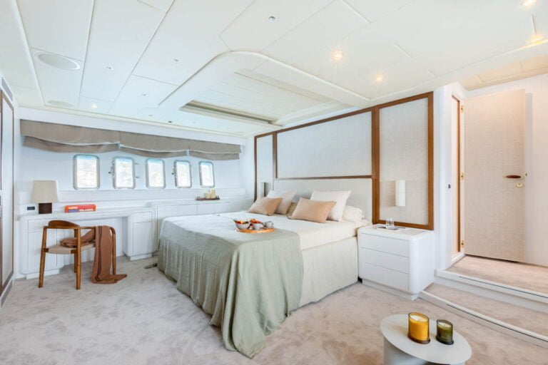 MANGUSTA 108 Interior