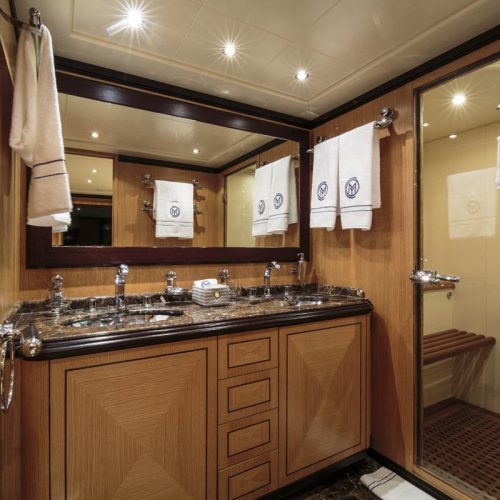 MANGUSTA 92 Washroom