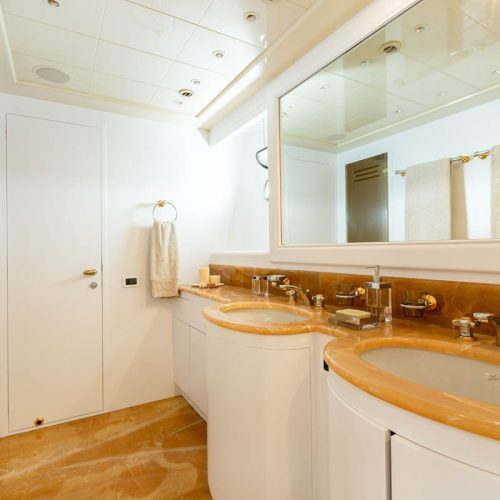 MANGUSTA 108 Interior